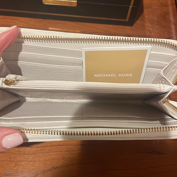 Brand New Michael Kors Cream Color Wallet- Zipper Closure - Picture 4 of 5